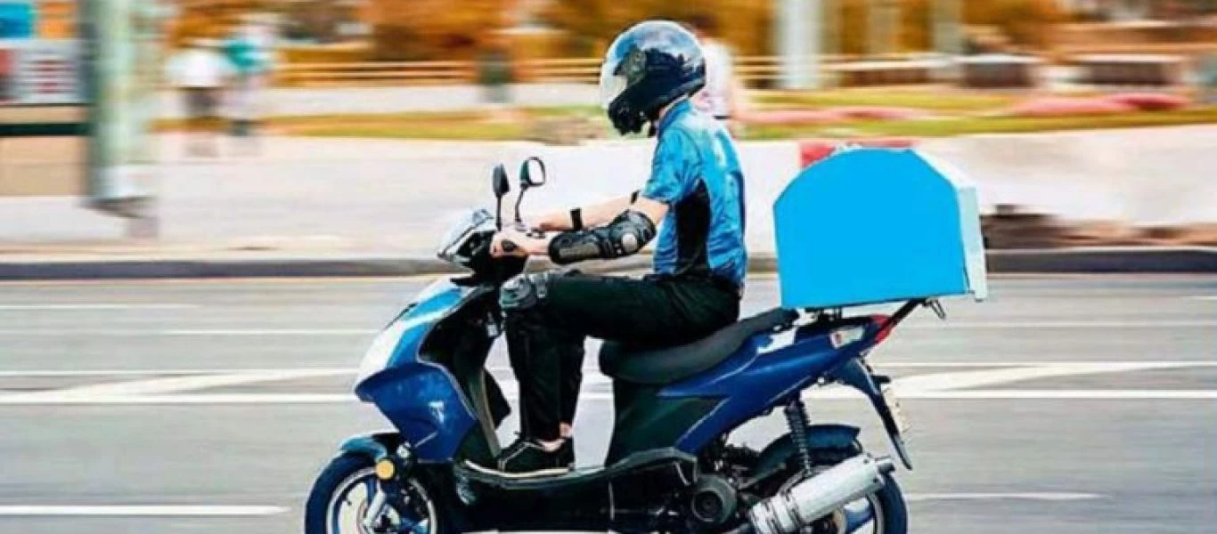 Στους δρόμους της Θεσσαλονίκης «ξεχύθηκαν» οι διανομείς φαγητού - Καταγγέλλουν παράλογα πρόστιμα Covid (βίντεο)